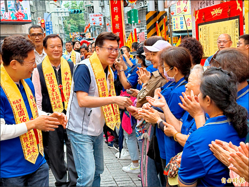 新北市副市長劉和然（左三）昨到中和力行福德宮參拜，受到地方鄉親歡迎。（記者陳奕劭攝）