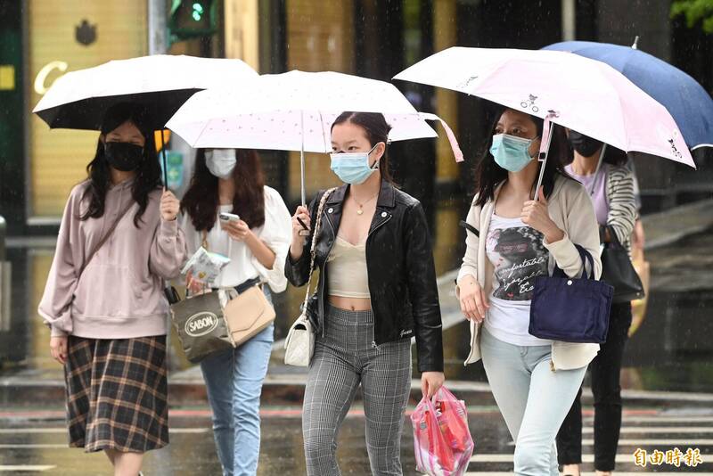 今受東北季風影響，迎風北部及東部持續為陰沉天氣，並有短暫陣雨，氣溫感受較涼。（資料照）