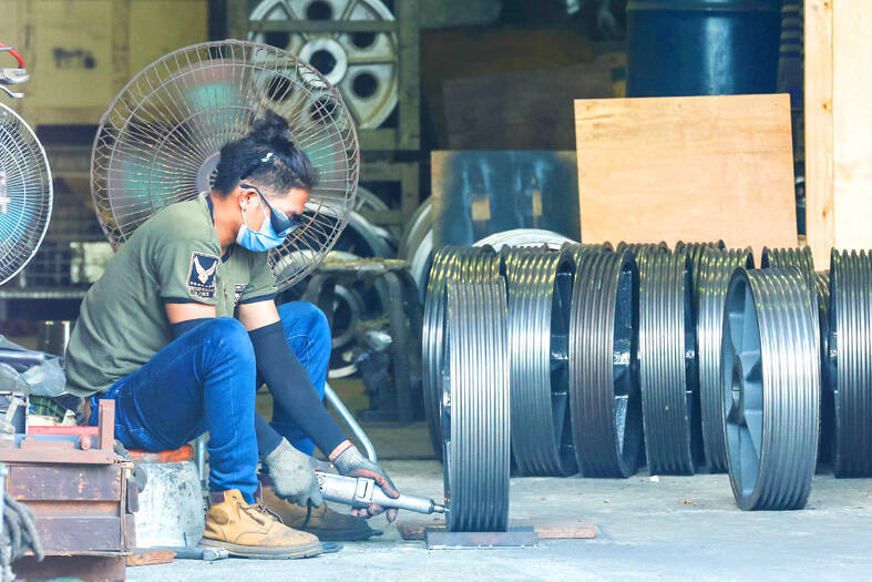 A man works in New Taipei City’s Sanchong District on June 17.
Photo: CNA