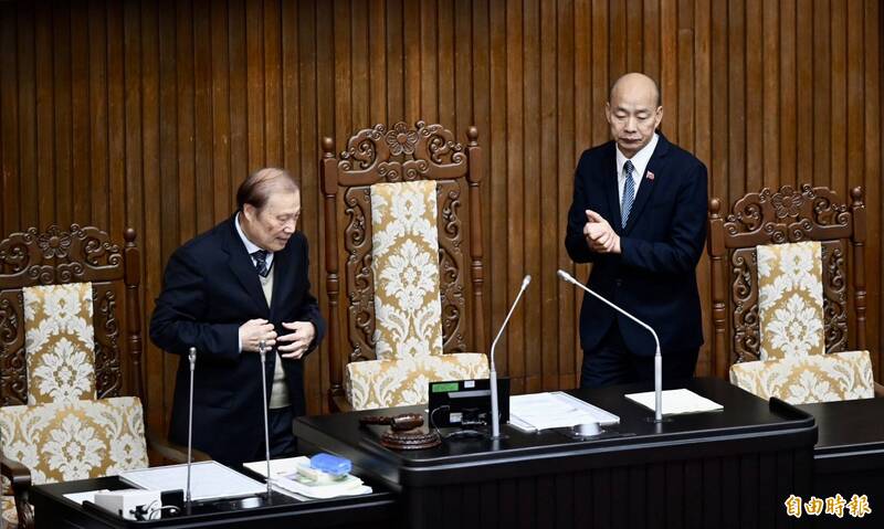 立法院長韓國瑜今日在院會開始前先召集朝野協商，會中除了達成明年度總預算案付委共識，會中也敲定原則上於下週二召集朝野協商，討論考試委員、大法官、國家通訊傳播委員會（NCC）委員等三大人事案。（記者羅沛德攝）