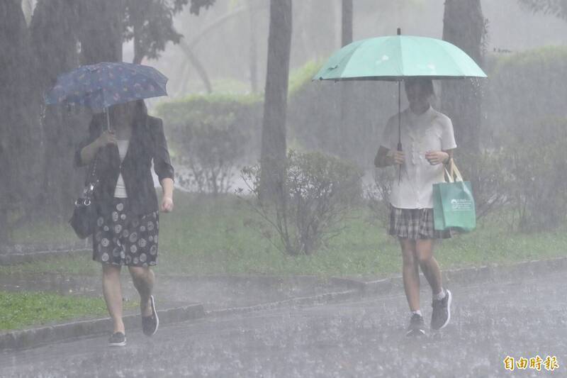 受東北季風加上颱風外圍雲系影響，台灣附近水氣較多，桃園以北、東半部地區及恆春半島仍有機會下雨，其中基隆北海岸、東北部、東部地區及大台北山區雨勢較為明顯、持續，容易有局部大雨，東北部地區更有局部豪雨發生的機率。（資料照）