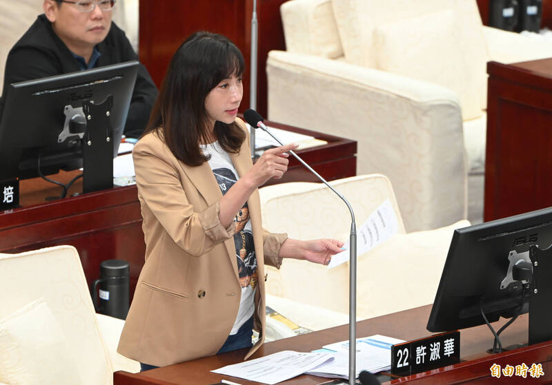 台北市議員許淑華質疑，台北市議會工務委員會11月5日到大巨蛋勘查時，竟由體育局的科長向議員們做簡報，而非遠雄公務單位派員解說，台北市政府竟變成遠雄的PM。（記者田裕華攝）