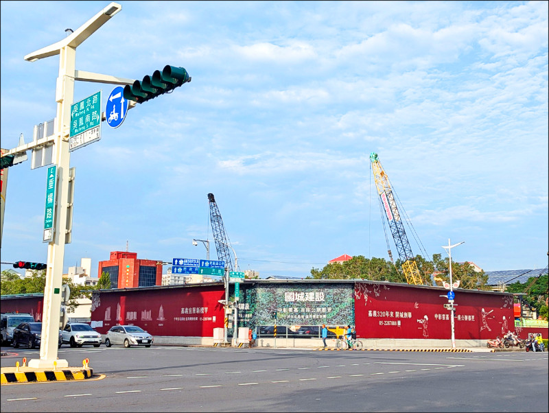 嘉義市民族國小西側第一期公辦都更案預售高房價，市議員王浩質疑成青年夢魘。（記者王善嬿攝）