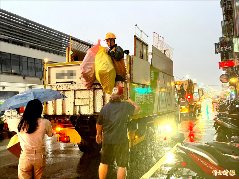 基隆多雨車輛易損壞影響垃圾清運調度，新北與台中市支援五輛垃圾車和資源回收車。（記者盧賢秀攝）