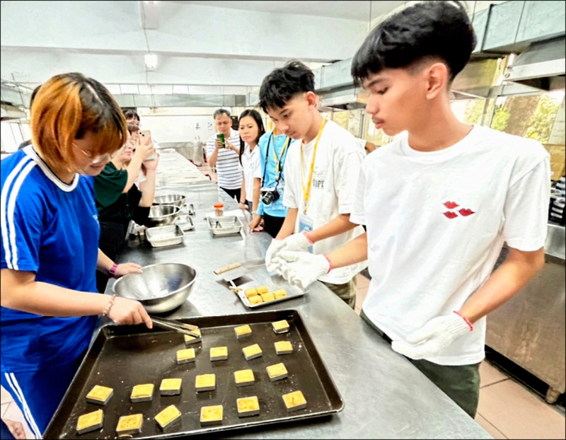 新豐高中透過國際教育精進計畫，邀請菲律賓宿霧大學師生來訪，2校合作烘培鳳梨酥。（新豐高中提供）