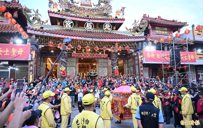 昨晚駐駕在鳳邑北辰宮的白沙屯媽祖，清晨鳴砲起駕，展開第二天鳳山遶境行程。（記者李惠洲攝）