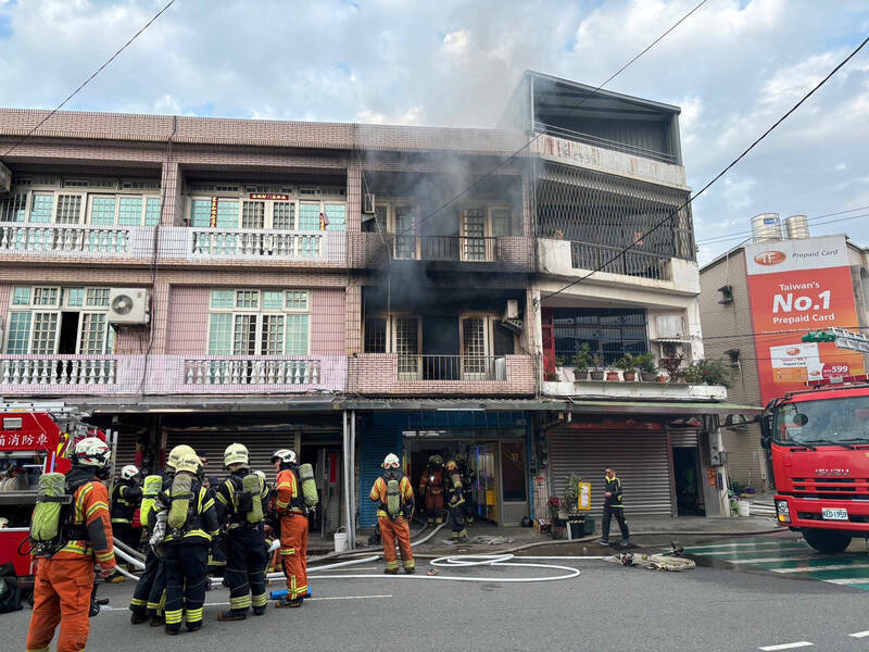 透天民宅发生火警后，消防队员紧急前往灌救。（资料照，桃园市政府提供）