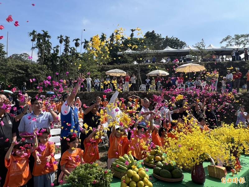 謝天祭中與會者一起將花瓣灑向空中祭天。（記者鄭旭凱攝）