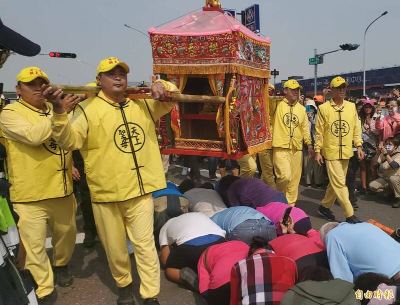 「粉紅超跑」今首度挺進紅毛港遷村鳳山宮廟，人潮大爆滿跪拜媽祖綿延超過1公里。（記者陳文嬋攝）