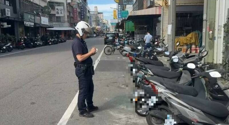 民众在脸书爆料公杜PO文抱怨，员警在台中市大雅区学府路连开多张机车罚单，是扰民行为。（取自脸书爆料公社）