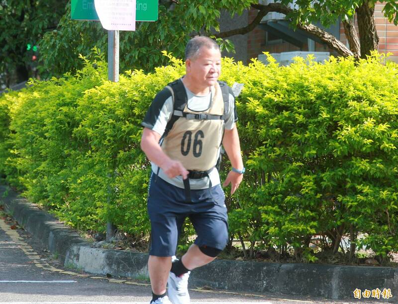 61歲考生體力不輸年輕人，負重20公斤快走測試，順利過關。（記者張軒哲攝）