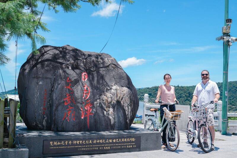 「吵架石」集章尋寶！日月潭自行車節首度推出「日月潭集石通」景觀石集章活動。（日管處提供）