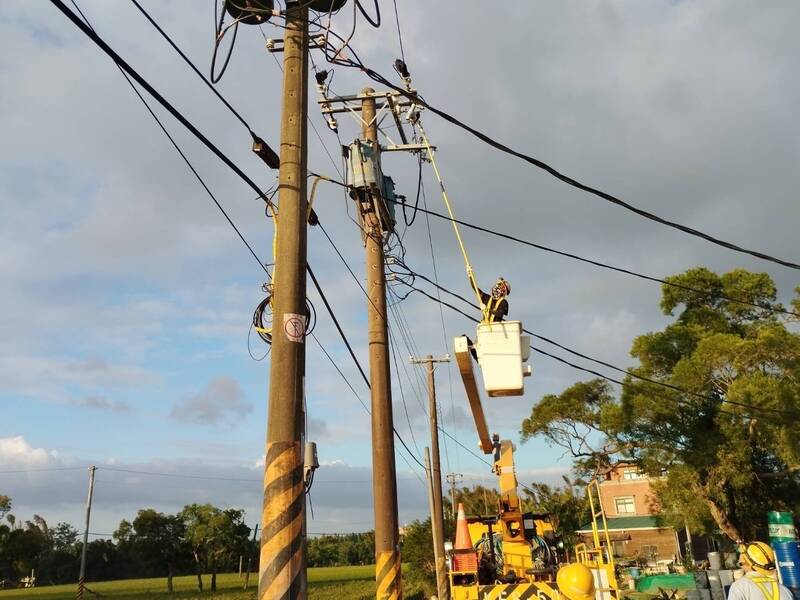 康芮颱風發生至今，台電公司仍然在復興區搶修。（台電提供）