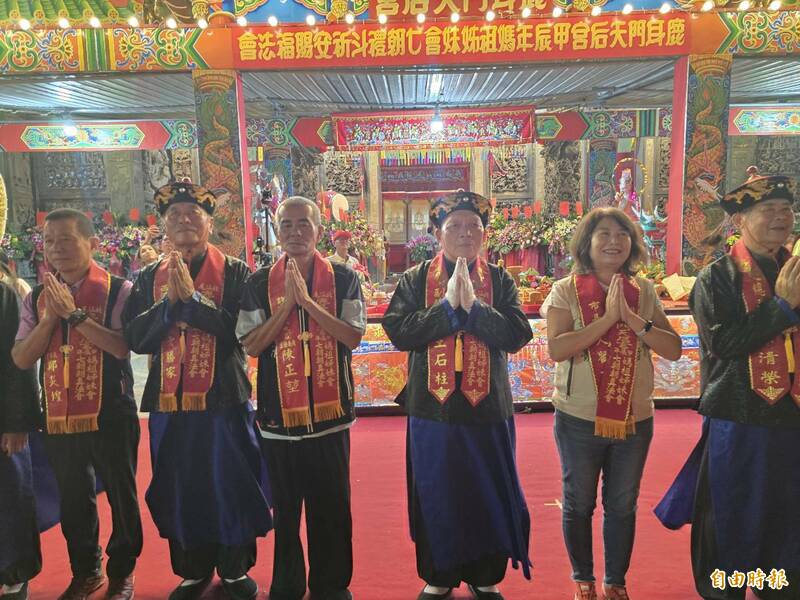 台南鹿耳門天后宮今晚舉辦「甲辰年媽祖姊妹會暨禮斗祈安大法會」，市長夫人劉育菁（右）代表市長黃偉哲主持點燈儀式。（記者王姝琇攝）