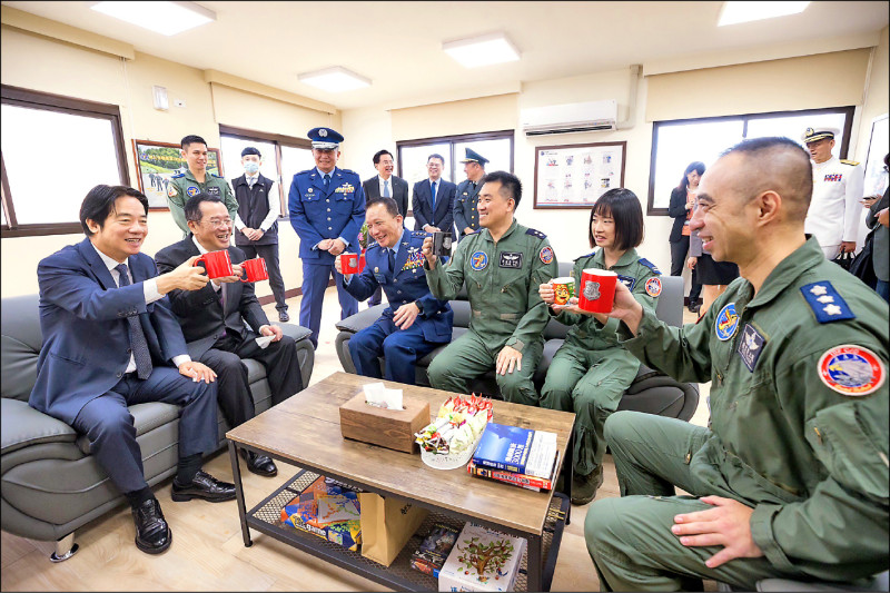 賴總統視導官兵生活空間，與官兵話家常。（取自總統府官網）