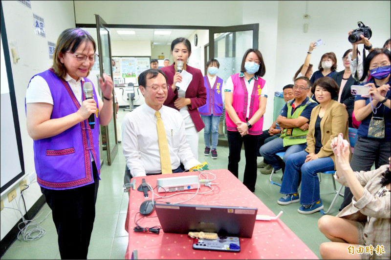 健保署長石崇良（中坐者）及台東縣長饒慶鈴（右一坐者）都被機器判讀為「好心人」。（記者劉人瑋攝）