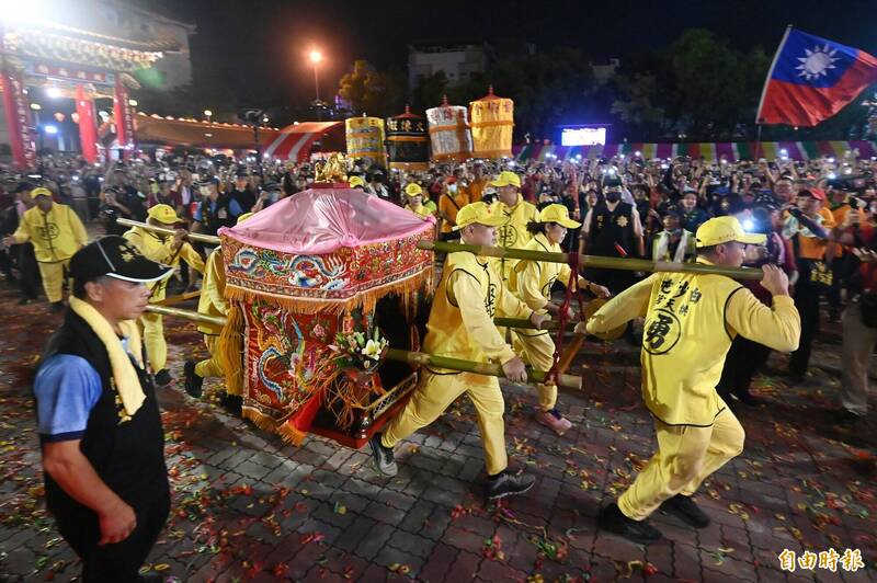 白沙屯媽祖三進三退後一路往前衝上龍成宮階梯，直接進入廟內正式駐駕供民眾參拜。（記者李惠洲攝）