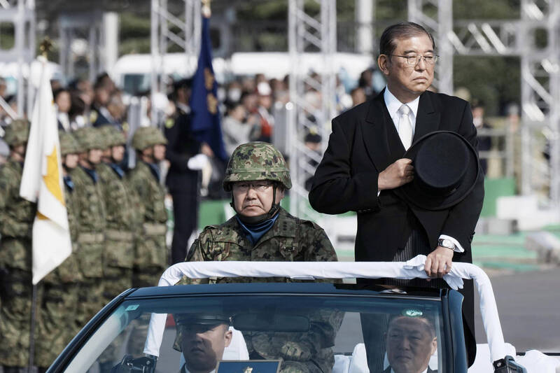 日本首相石破茂出席纪念日本自卫队成立70周年观阅式。（美联）