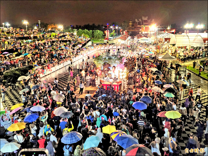 有三百年歷史的盛岡山車，在花蓮東大門夜市遊行。（記者花孟璟攝）