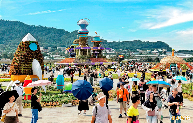 「台中國際花毯節」推出「太空花境」主題，吸引遊客賞花拍美照。（記者張軒哲攝）