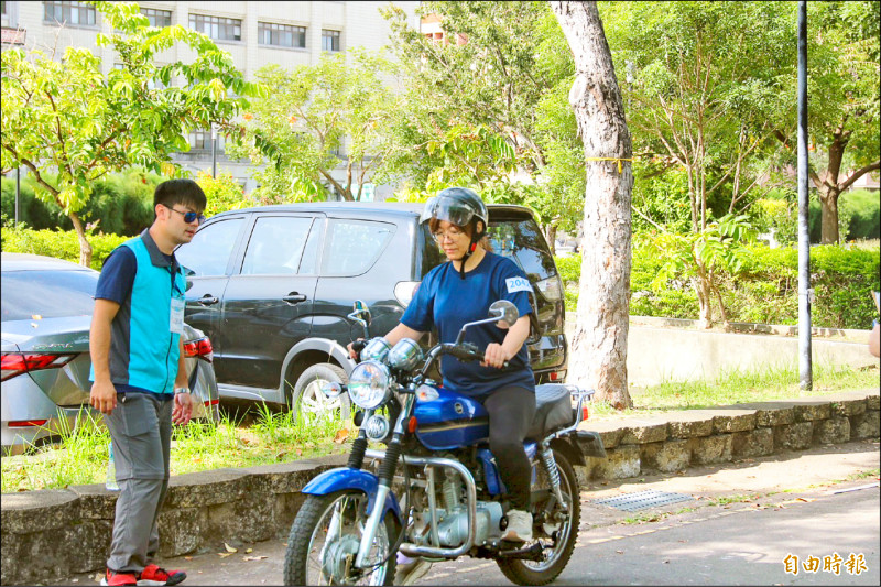 森林護管員招考要騎乘循環檔機車。（記者張軒哲攝）