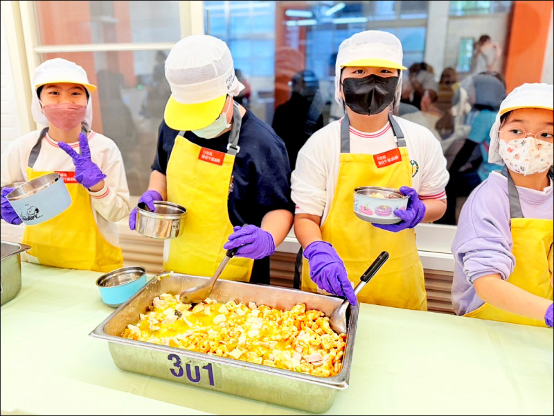 基隆市成功國小與水產試驗所合作，以白蝦為食材，推動食農教育，讓營養午餐變有趣。（基隆市教育處提供）