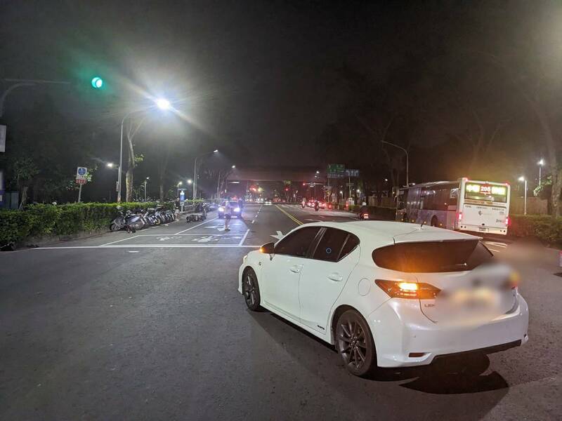 高雄市張姓8旬老翁逆向騎車，與同向李姓男子駕駛自小客車發生擦撞，送醫急救宣告不治。（讀者提供）