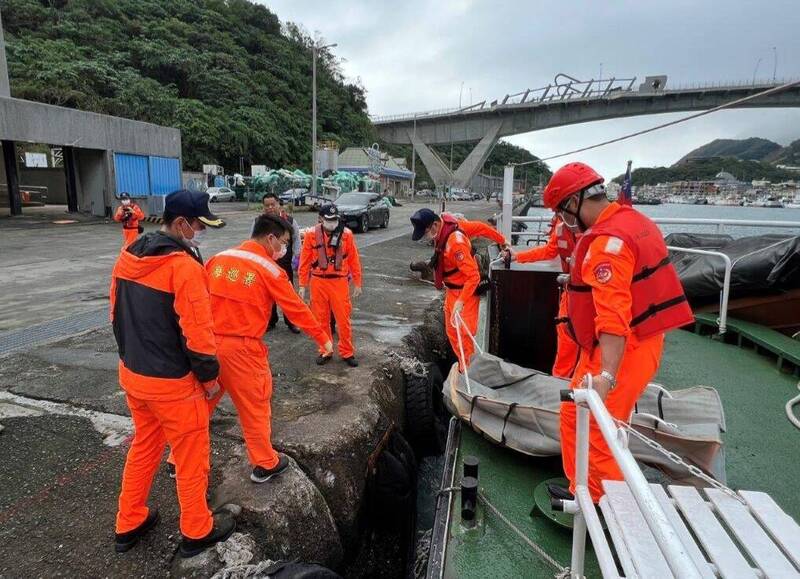 宜縣大福外海被發現全裸女浮屍，蘇澳海巡隊派員打撈載回蘇澳南興安檢所碼頭。（圖由蘇澳海巡隊提供）