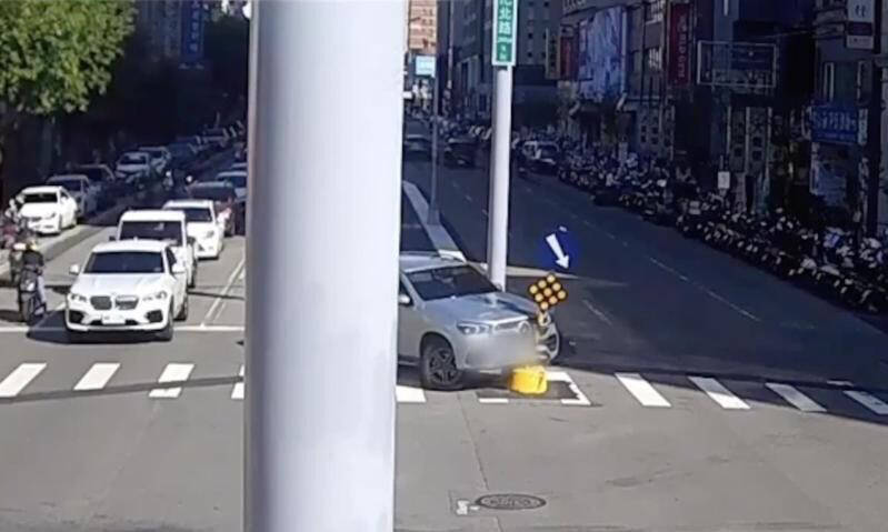 台中市一名女子駕駛賓士車行經北區路口時，自撞行人庇護島。（警方提供）