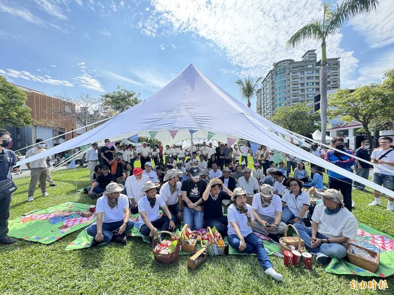 台中市民野餐日，市長盧秀燕到西區的美術園道與民眾一起同樂。（記者歐素美攝）