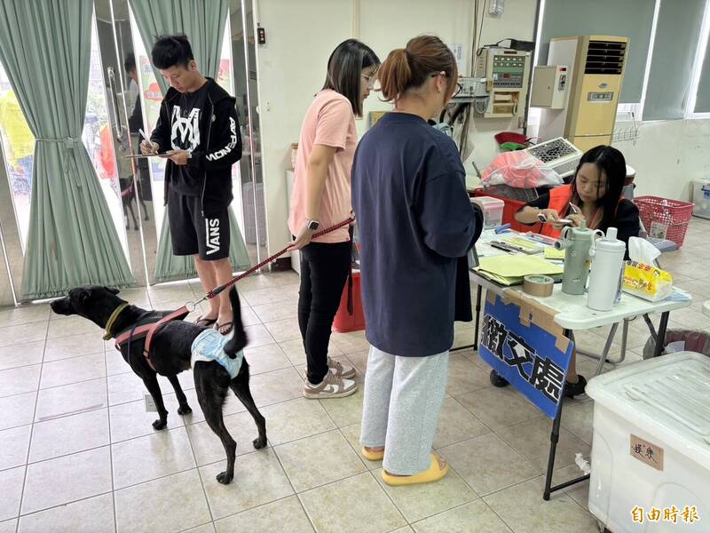 台中市甲安埔愛鄉青年協會在大甲區銅安里舉行貓犬絕育活動，吸引許多民眾帶著貓犬前往。（記者歐素美攝）