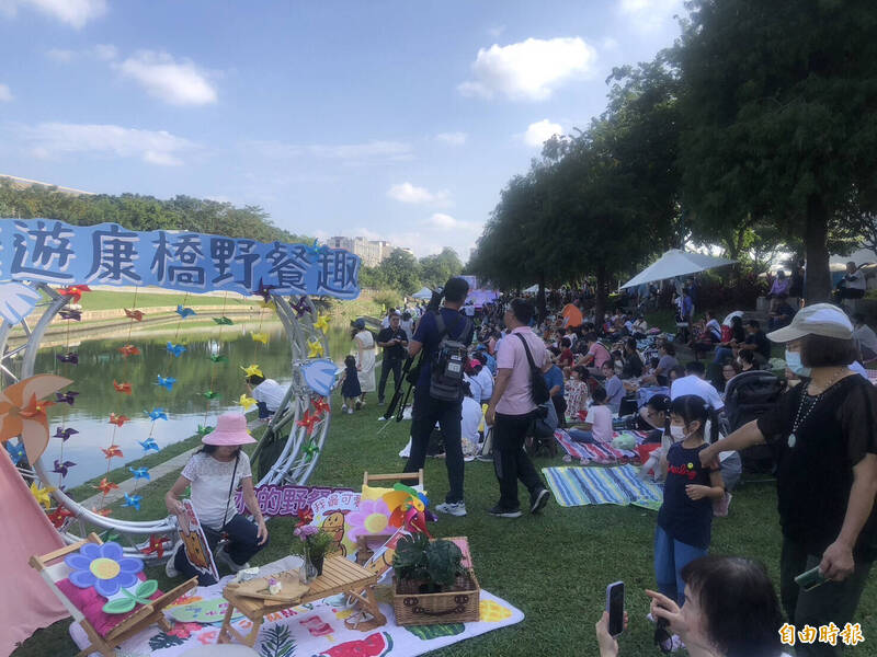 台中市大里區康橋水岸公園的草皮，擠滿了席地野餐的市民。（記者許國楨攝）