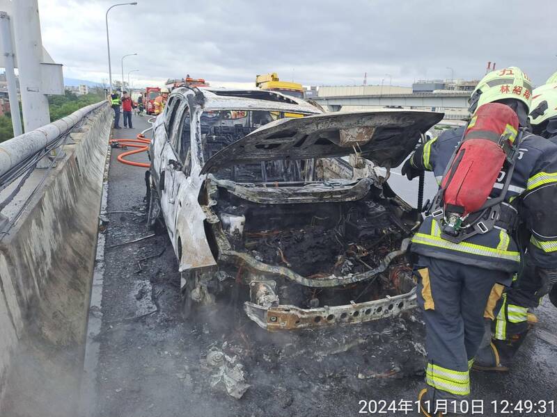 中山高五楊高架南下林口段今天下午傳出火燒車，1輛休旅車燒毀，駕駛及時逃出，但造成後方回堵2公里，出遊車潮塞爆。（記者吳仁捷翻攝）