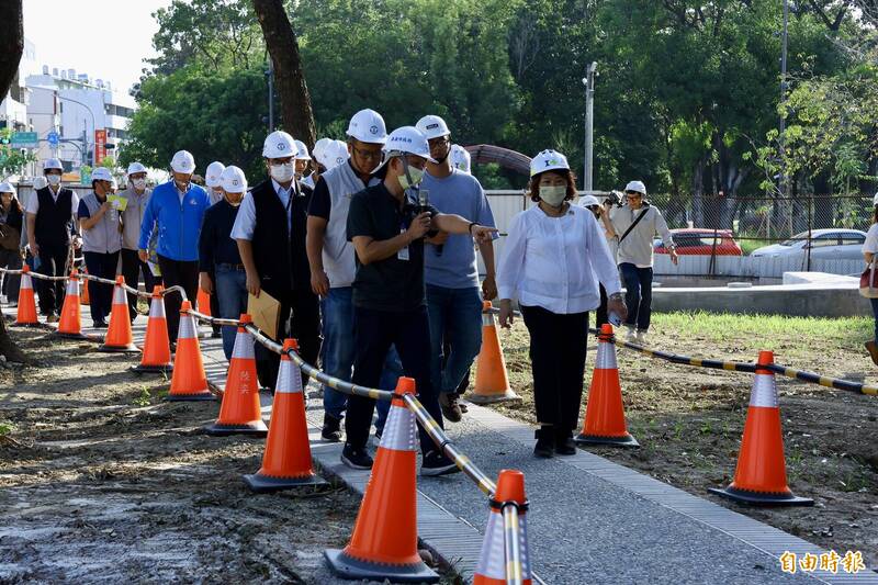 嘉義市長黃敏惠（右一）日前視察「民生公園—穿城之水。藍綠環圈—道將圳水綠廊道」第二期工程。（記者丁偉杰攝）