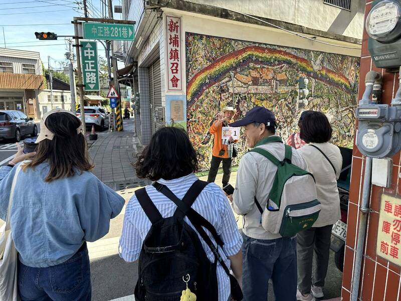 通過新埔女路培訓取得授證的15位新科導覽員，立即展現所學，帶領與會者實地走讀新埔街區，重新詮釋在地故事。（圖由新竹縣政府提供）