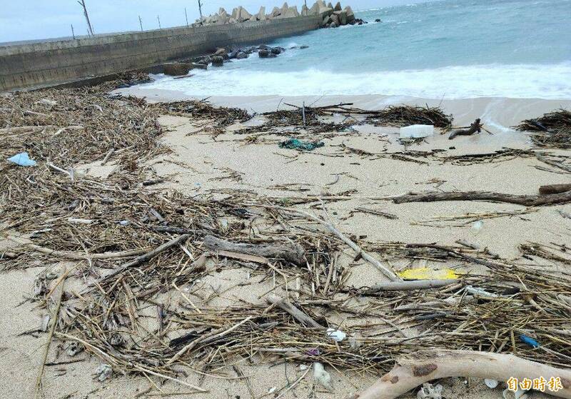 颱風外圍環流加上東北季風共伴效應，導致合界沙灘海廢堆積如山。（記者劉禹慶攝）