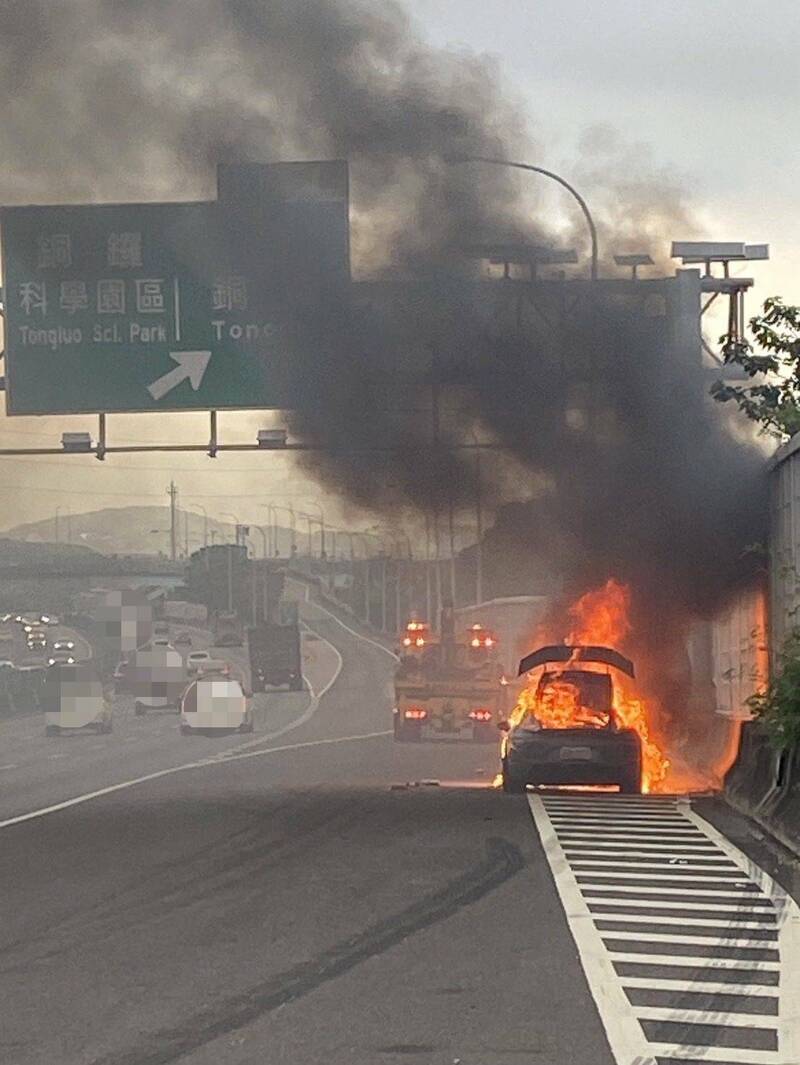 巡邏警車路過，見到保時捷跑車國道燒成火球。（民眾提供）