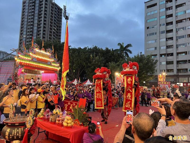 新北市玄天上帝文化祭邁入第十年，連三天於三重向日葵廣場舉行，邀請百間友宮共襄盛舉。（記者董冠怡攝）