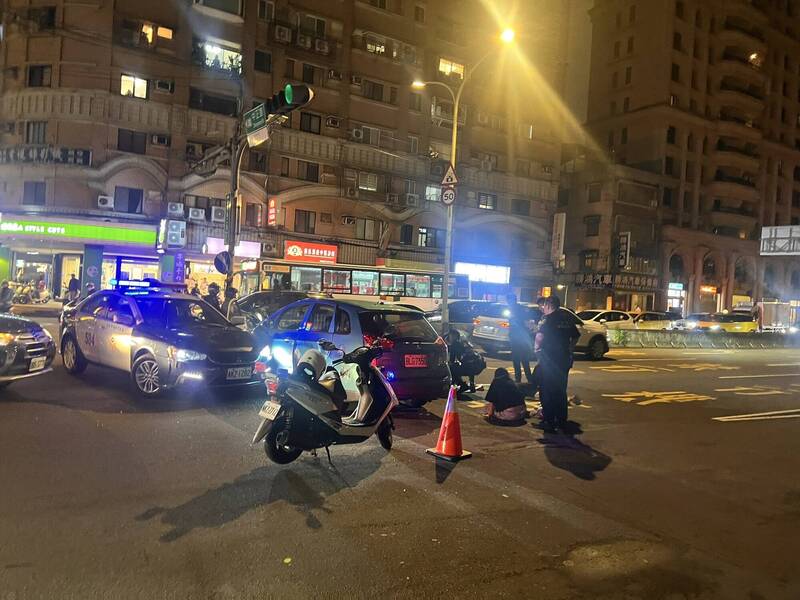 新店警分局遏止毒虫在市区毒驾伤人，以警车冲撞挡下毒虫车辆，逮获3名毒虫、通缉犯，并起出、吸食器。（记者吴仁捷翻摄）