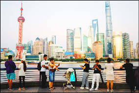 
People watch Shanghai skyline on Sept. 27.
Photo: Reuters