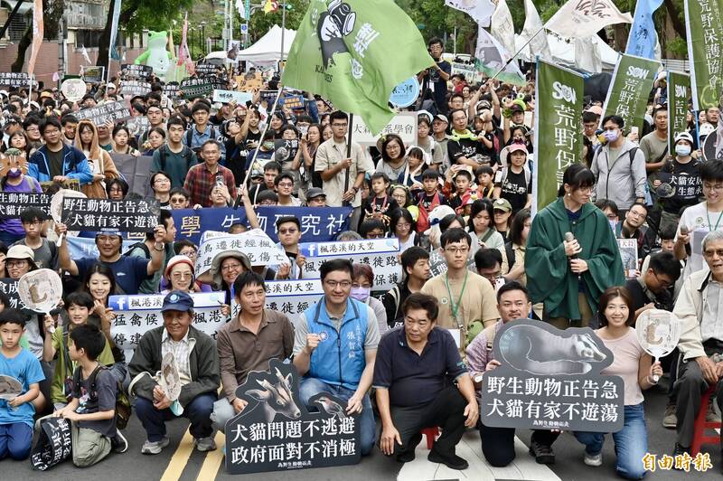 第二屆為野生動物而走遊行今（10）日在立法院外登場，許多民眾或是打扮成各種動物造型，或是帶著動物道具參加遊行，呼籲政府包括精進遊蕩犬貓管理與減量等三大訴求。（記者叢昌瑾攝）