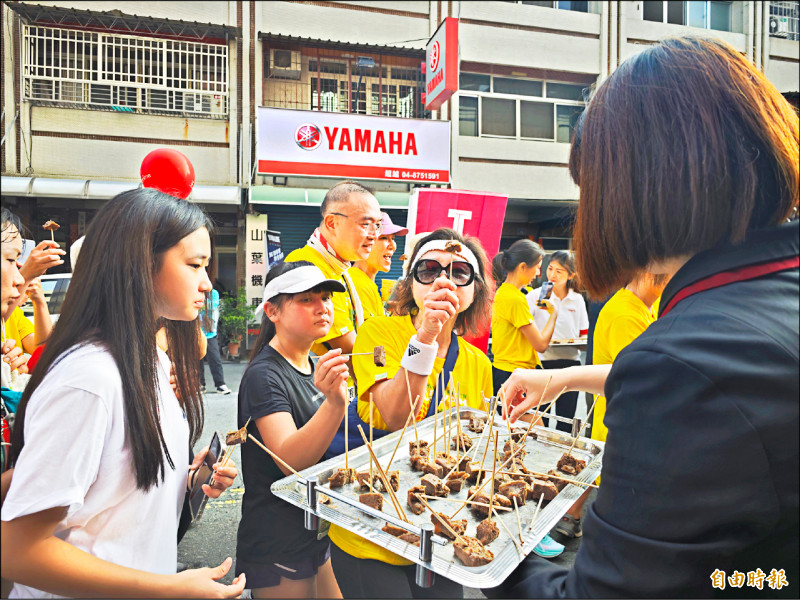 王品牛排今年提供450公斤牛肉，足以供給3萬人次品嚐，讓不少跑者大喊「賺到了」。（記者陳冠備攝）