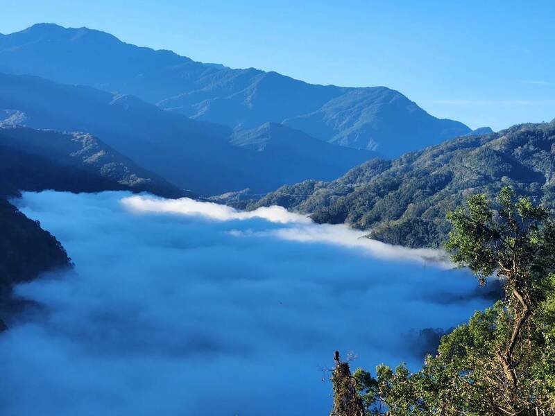 南投縣仁愛鄉霧社水庫今晨被雲霧籠罩，美景吸睛。（圖由民眾阿百．瓦秝絲提供）