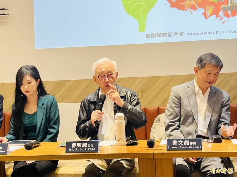前聯電董事長曹興誠（中）。（記者陳鈺馥攝）