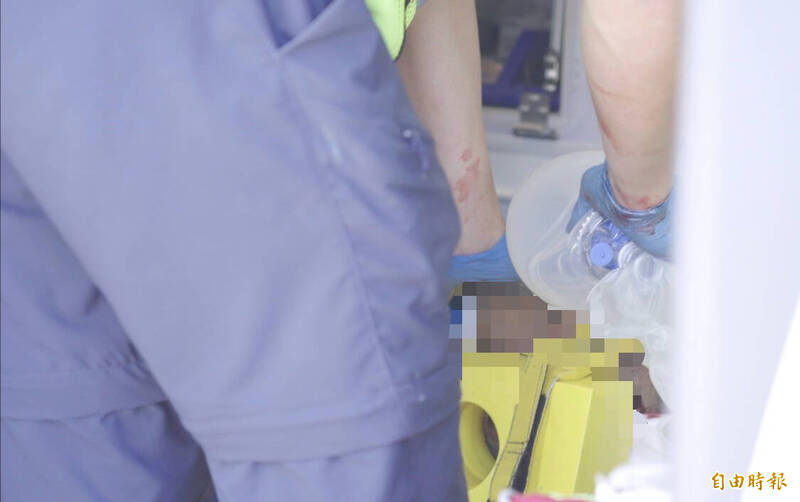 台東車站附近一處新建住宅工地今早一名工人疑似從4樓高處墜落，發現時已無生命跡象，工地連忙報請119送醫搶救，地上還留有血跡。（記者劉人瑋攝）