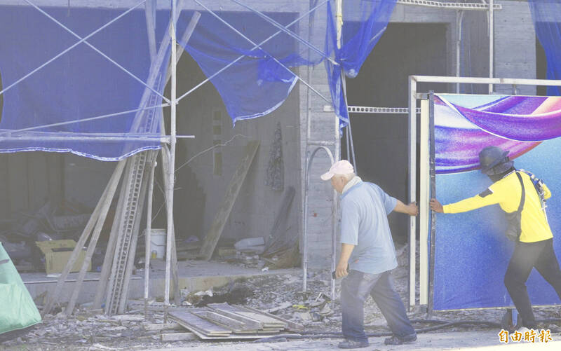 台東車站附近一處新建住宅工地今早一名工人疑似從4樓高處墜落，發現時已無生命跡象，善後工人急忙拉上鐵門。（記者劉人瑋攝）
