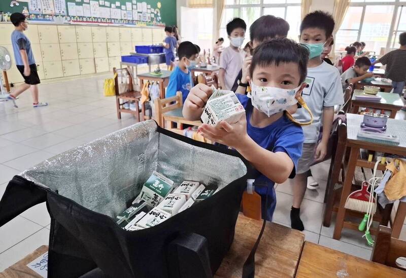 新上國小家長會募集保冰袋，讓鮮奶送到班級過程中能妥善保存。（圖由新上國小提供）