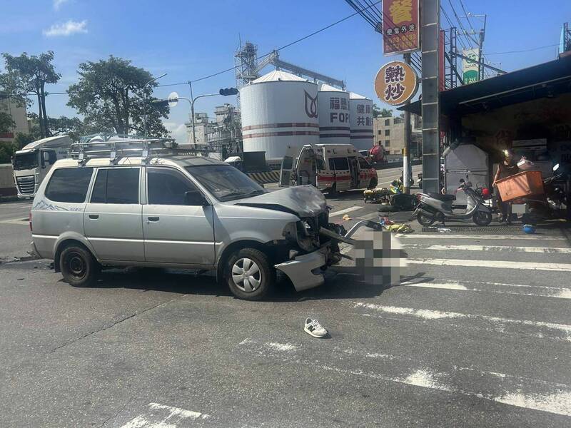 台中吳姓男子今天駕駛自小客貨車，行經大肚區沙田路1段388巷口左轉，卻與對向騎機車直行的石姓男子撞上，石男送醫不治。（民眾提供）