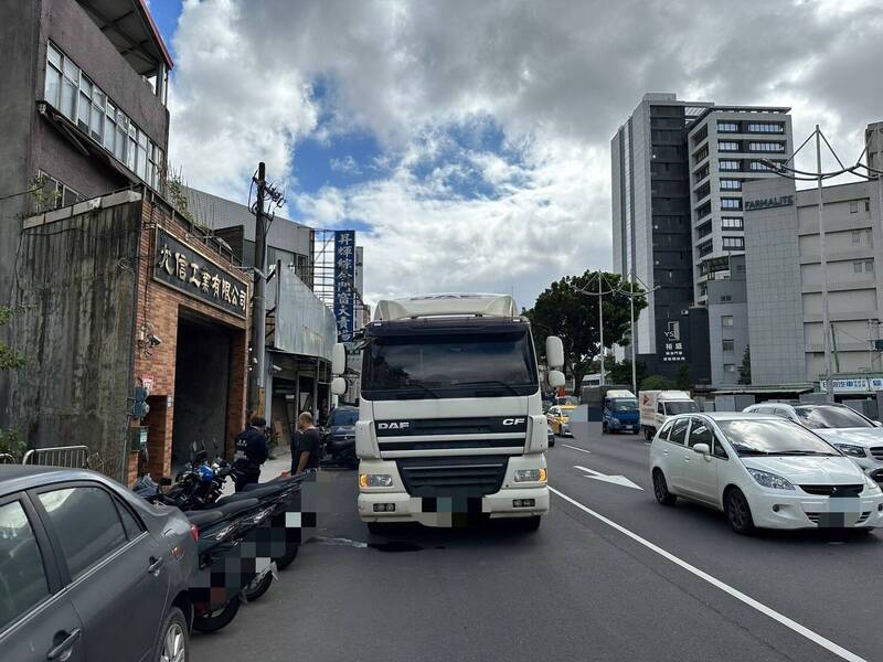 肇事的曳引車。（記者王冠仁翻攝）
