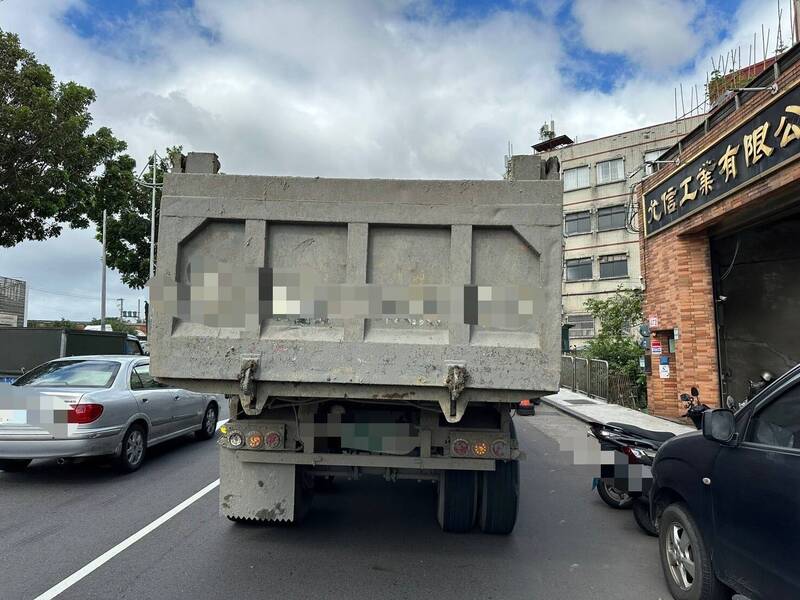 肇事的曳引車。（記者王冠仁翻攝）